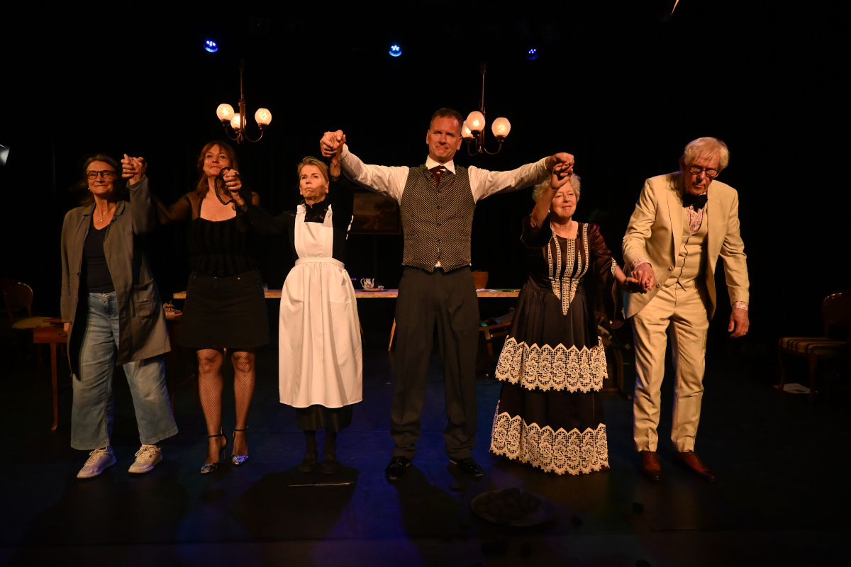 AT speelt Gaslight, onder regie van Jules Noyons
